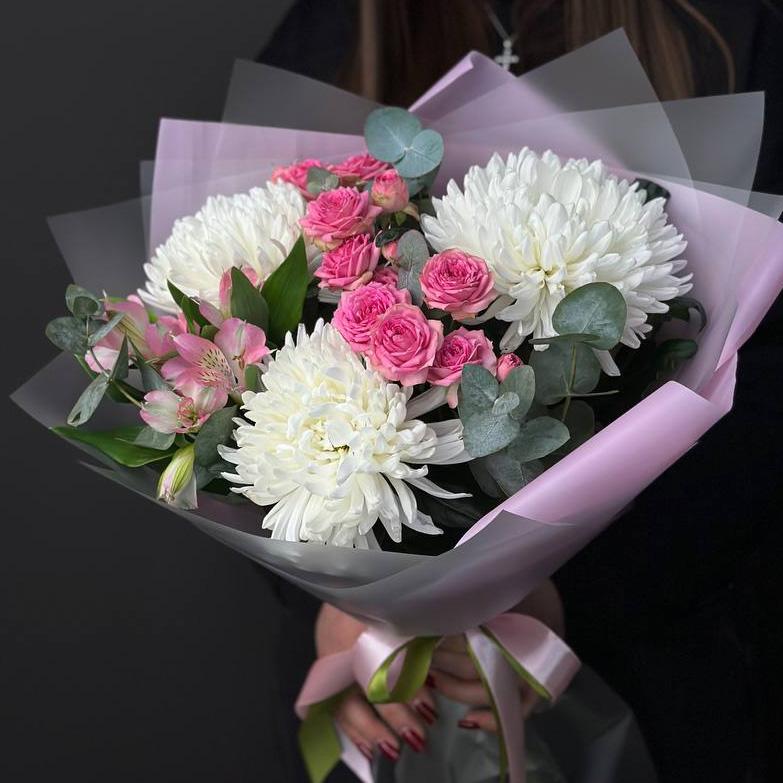 Букет с 3 хризантемами и кустовыми розами