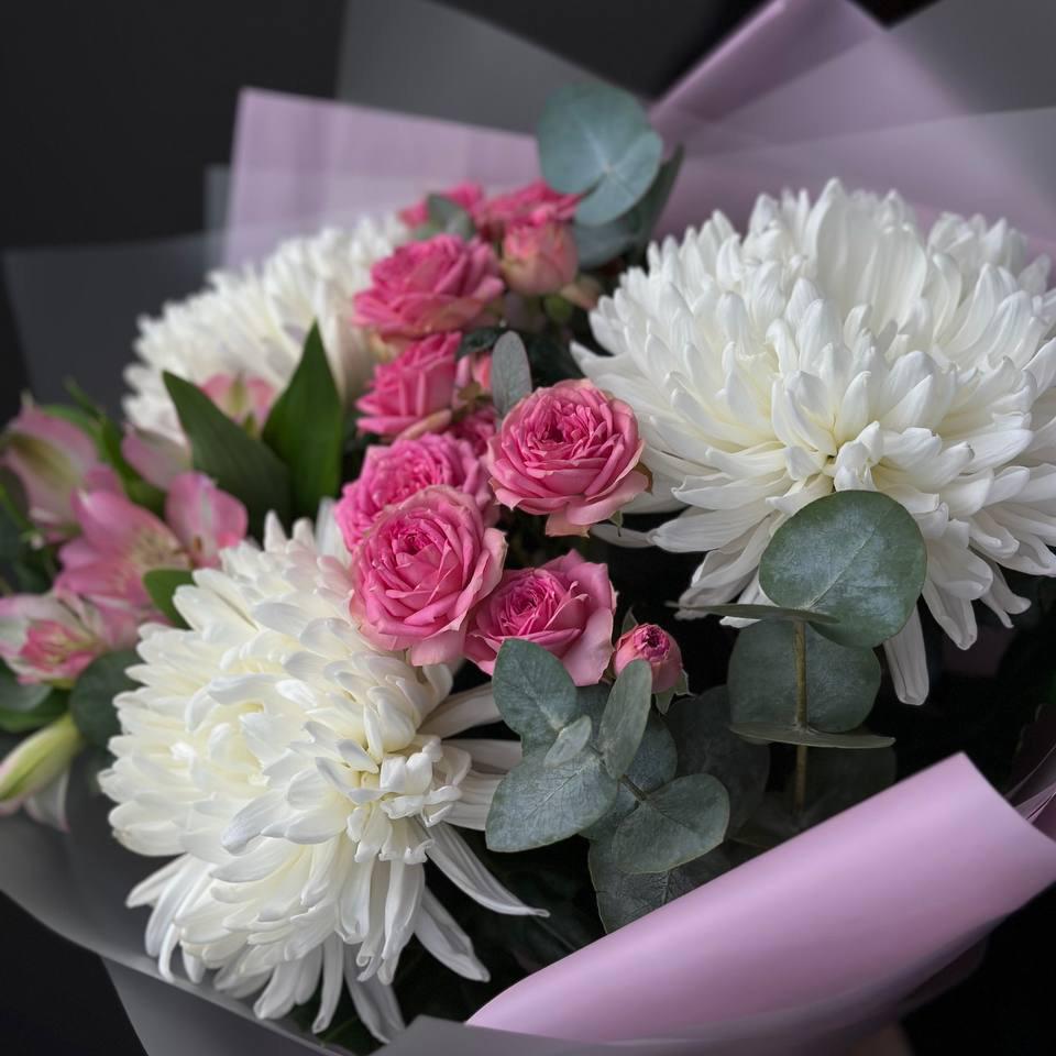 Букет с 3 хризантемами и кустовыми розами