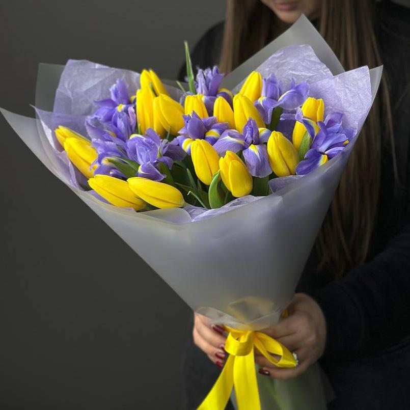Букет с 15 тюльпанами и ирисами