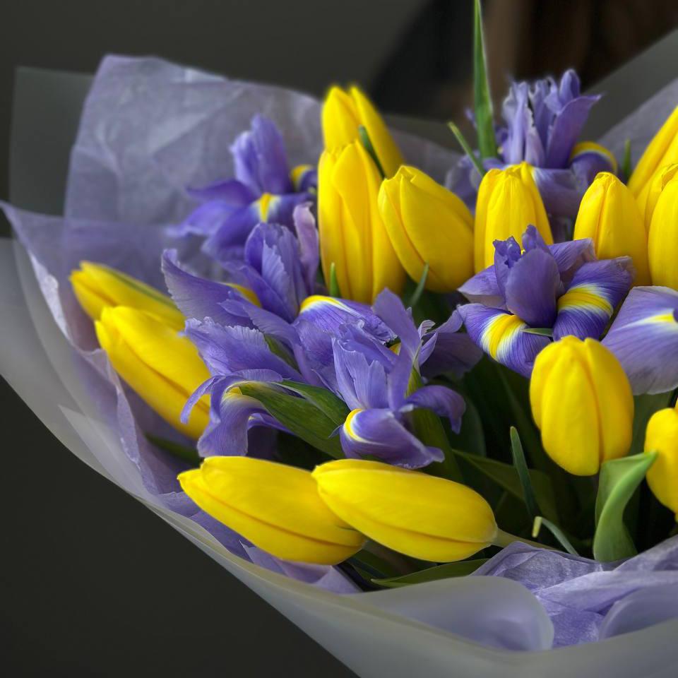 Букет с 15 тюльпанами и ирисами