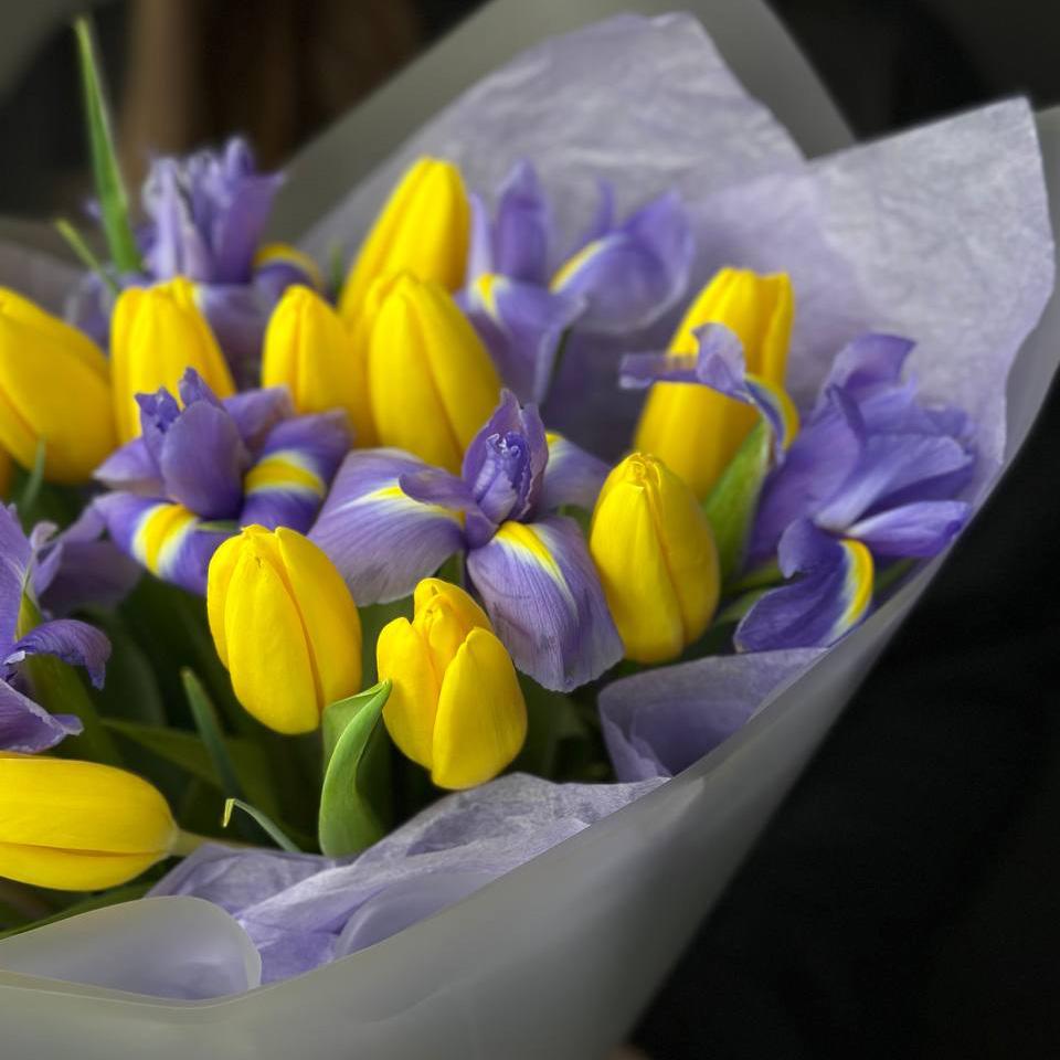 Букет с 15 тюльпанами и ирисами