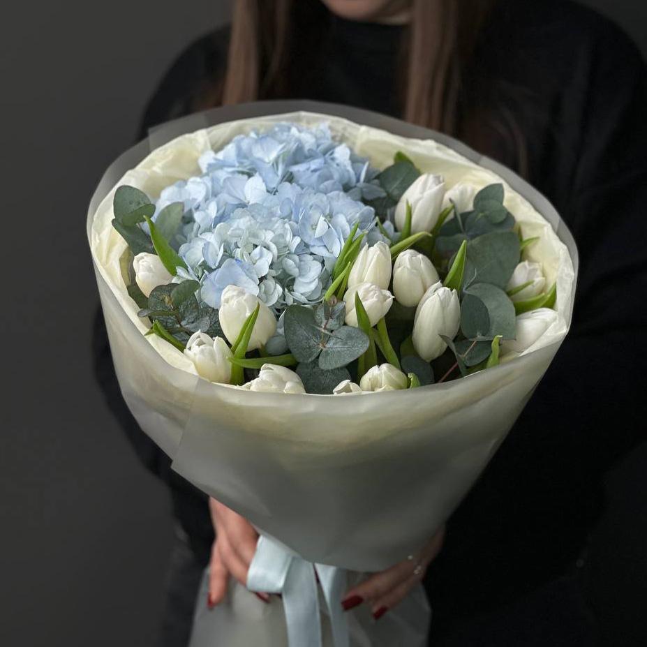Букет с 15 тюльпанами и гортензией