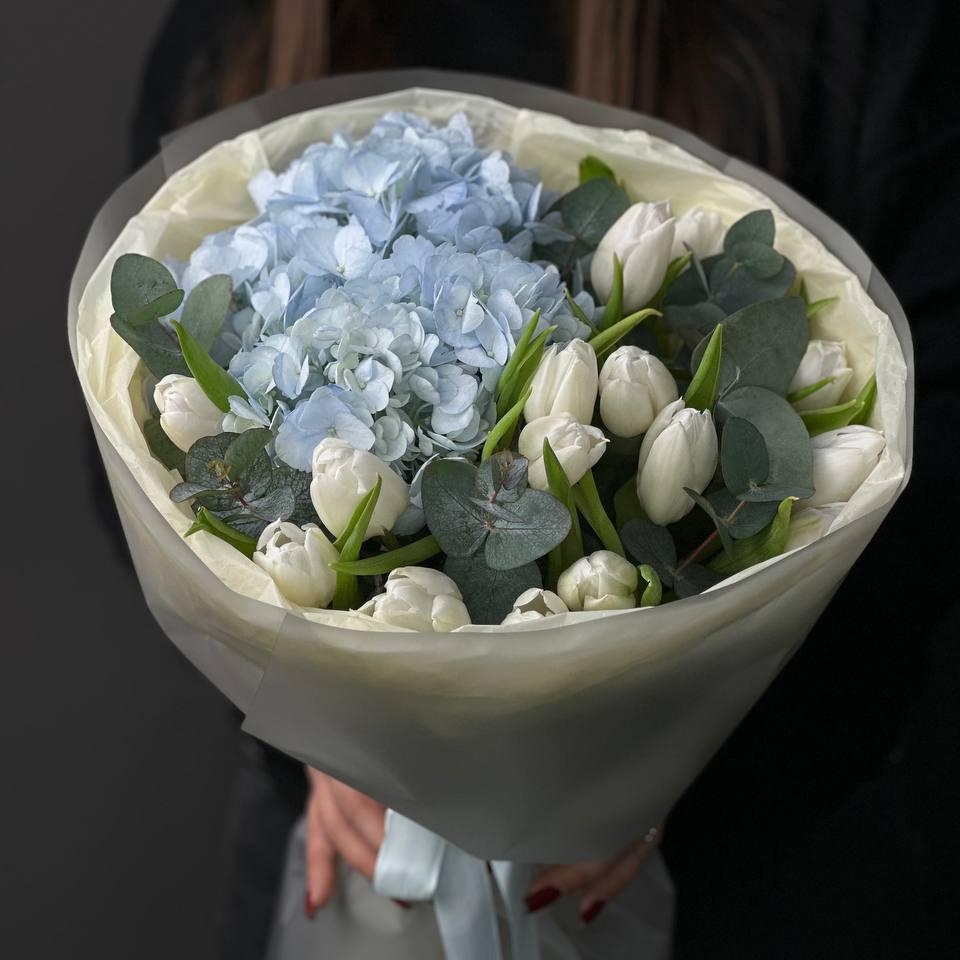 Букет с 15 тюльпанами и гортензией