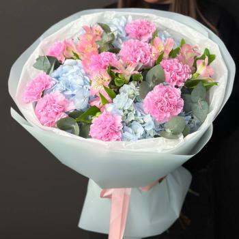 Букет с гортензией, гвоздикой и альстромериями