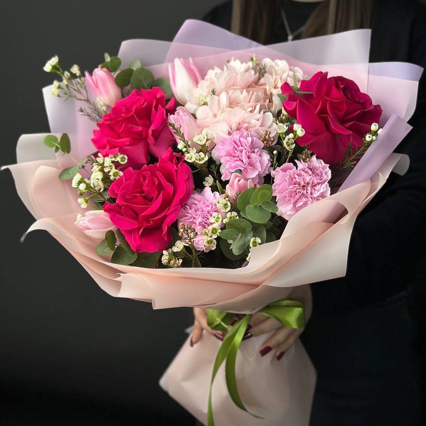 Букет с розами, гортензией и гвоздиками