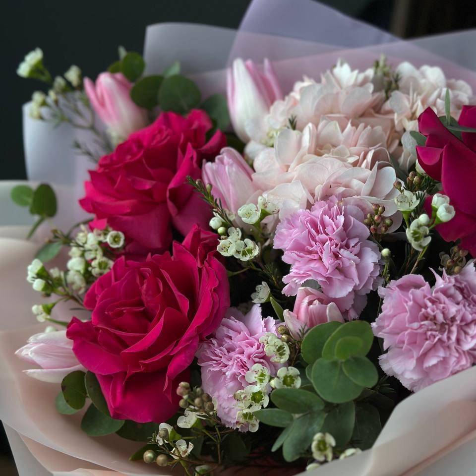 Букет с розами, гортензией и гвоздиками