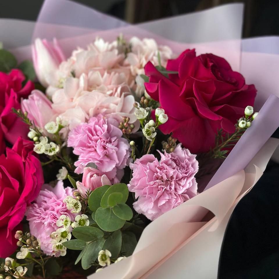 Букет с розами, гортензией и гвоздиками