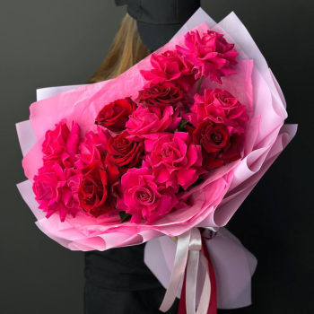 Букет из красных и розовых роз с фисташкой