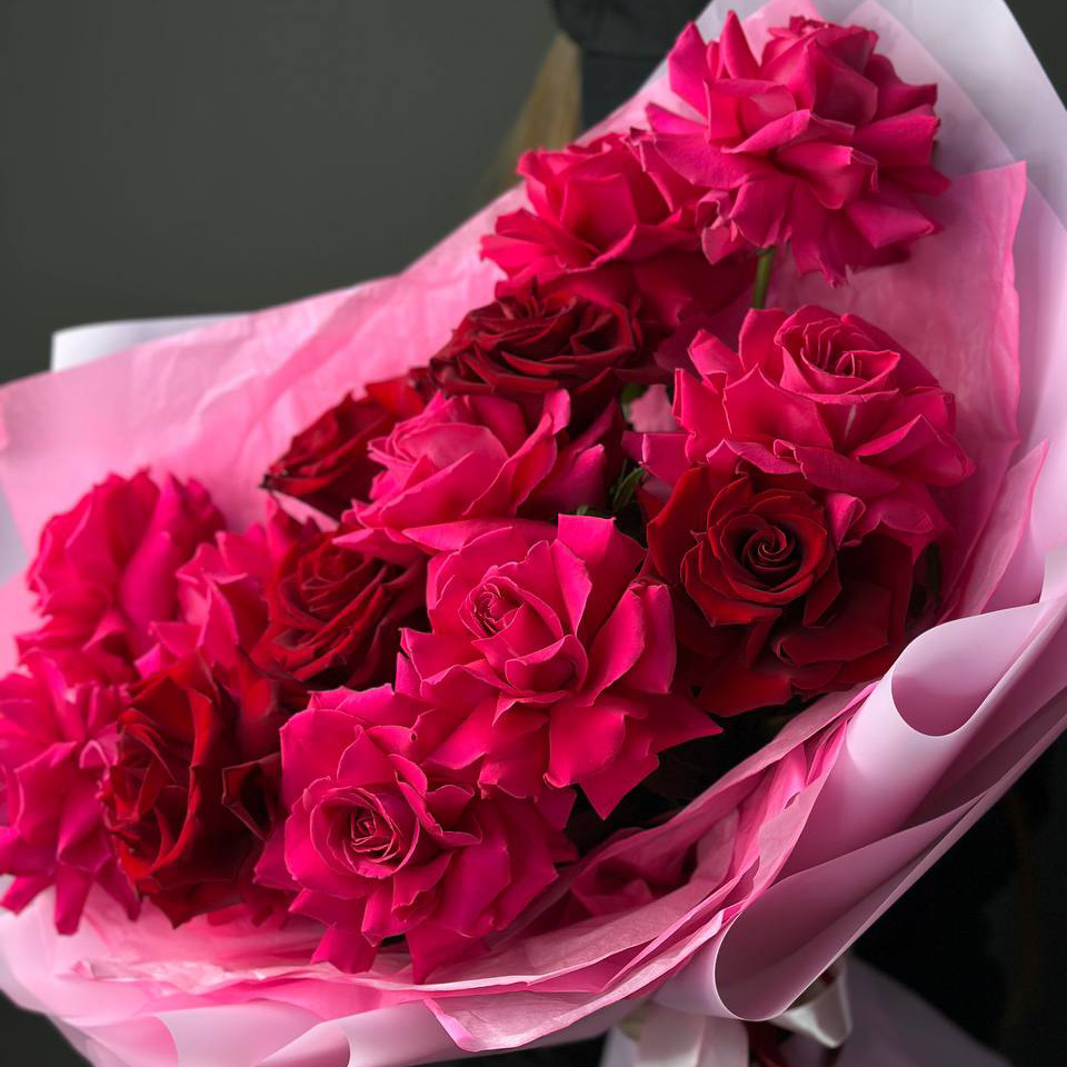 Букет из красных и розовых роз с фисташкой