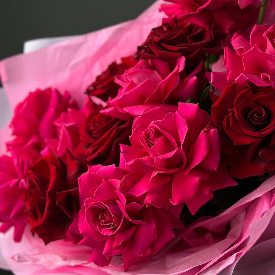 Букет из красных и розовых роз с фисташкой