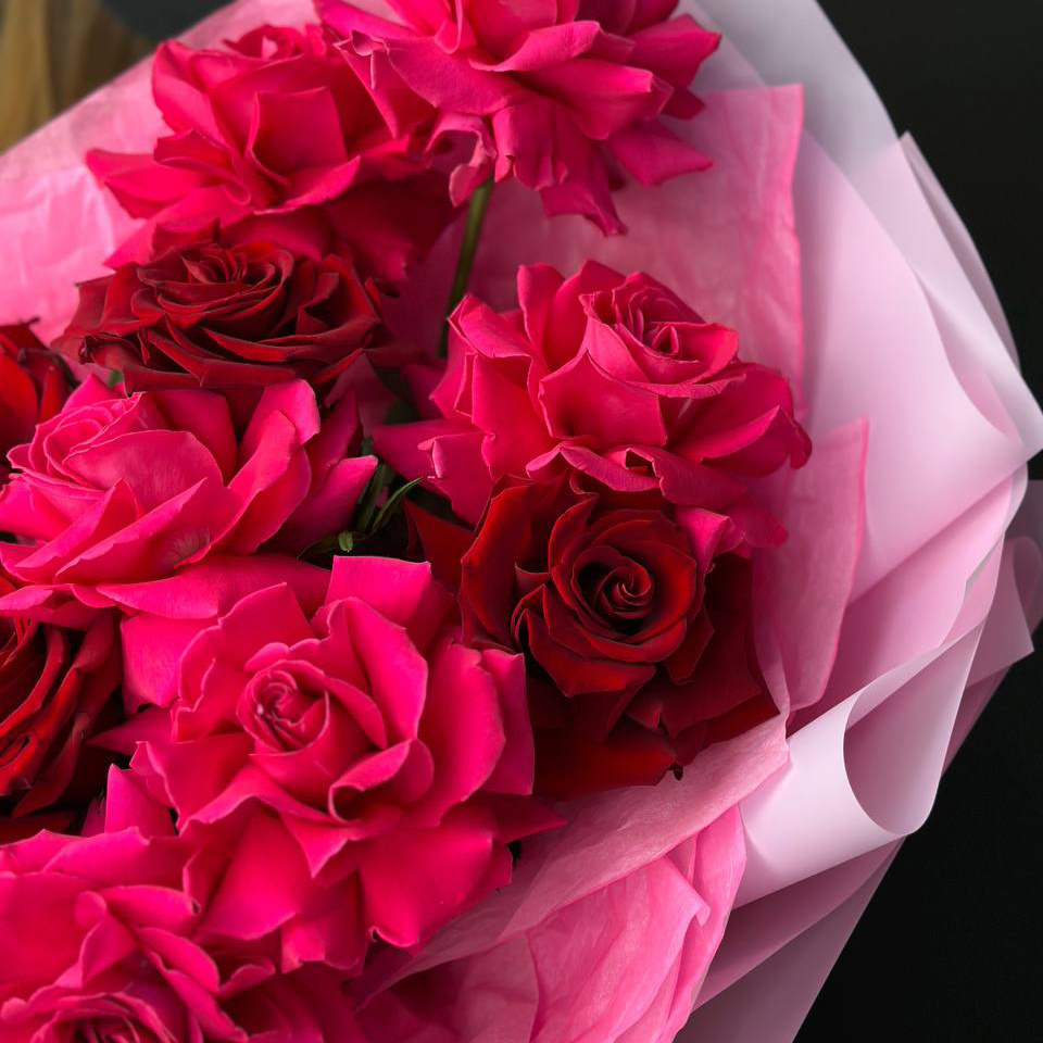 Букет из красных и розовых роз с фисташкой