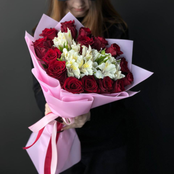 15 красных роз с белыми альстромериями