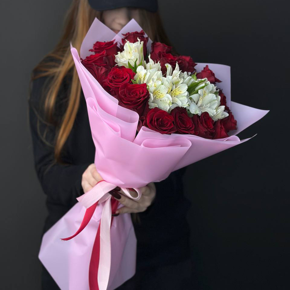 15 красных роз с белыми альстромериями