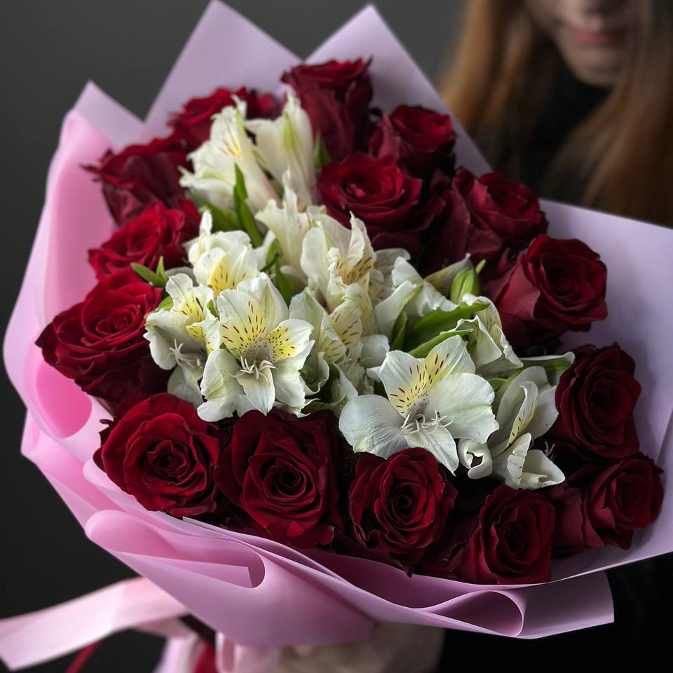 15 красных роз с белыми альстромериями