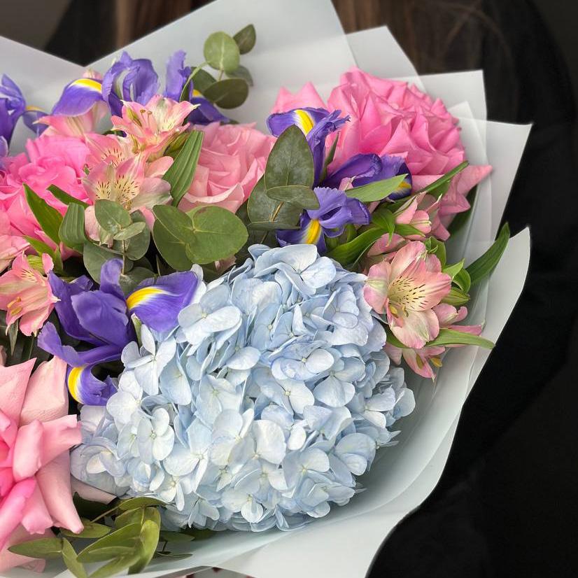Букет с гортензией, розами и ирисами