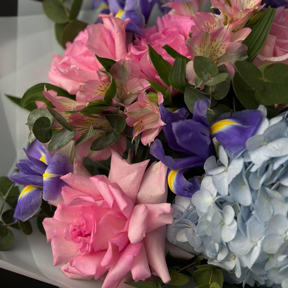 Букет с гортензией, розами и ирисами