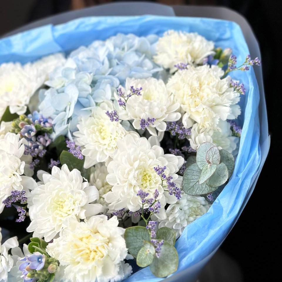 Букет с хризантемами и гортензией