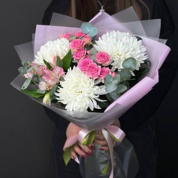 Букет с 3 хризантемами и кустовыми розами