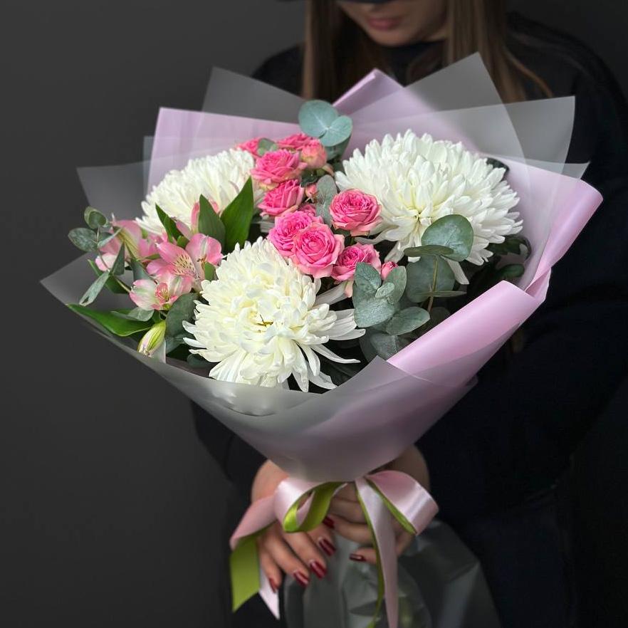 Букет с 3 хризантемами и кустовыми розами