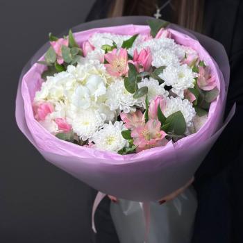 Букет с гортензией, хризантемами и альстромериями