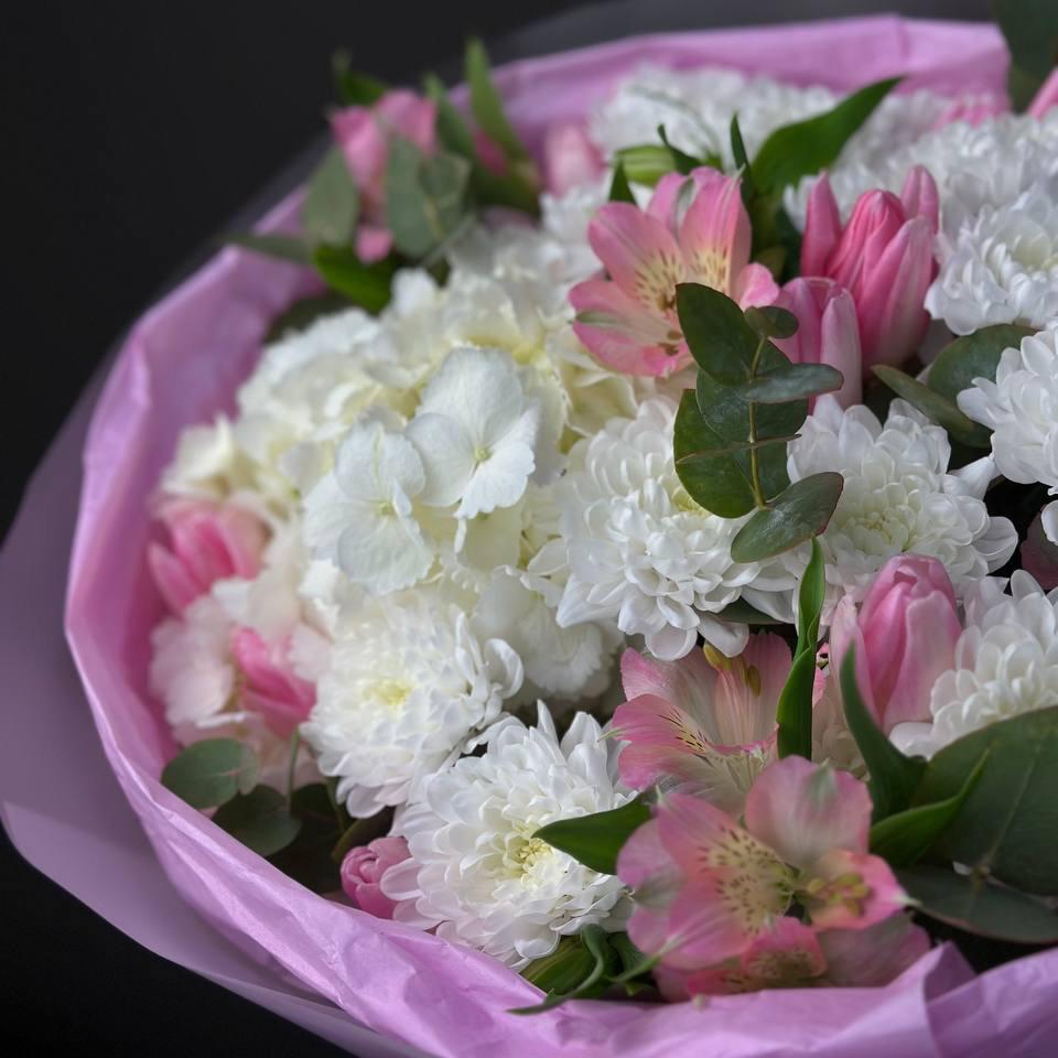 Букет с гортензией, хризантемами и альстромериями