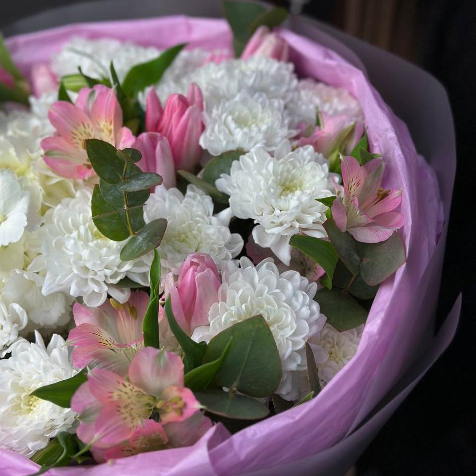 Букет с гортензией, хризантемами и альстромериями