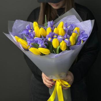 Букет с 15 тюльпанами и ирисами