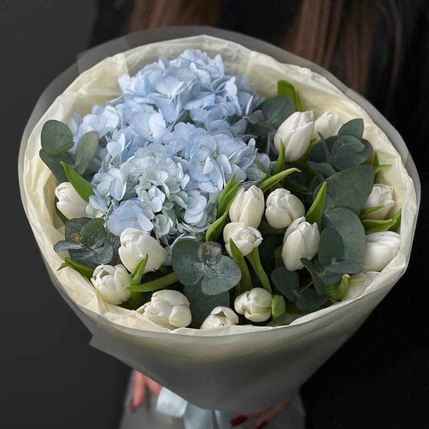 Букет с 15 тюльпанами и гортензией