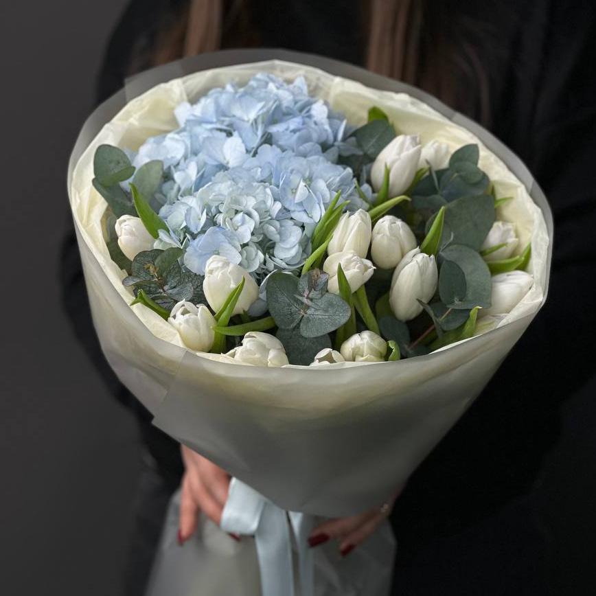 Букет с 15 тюльпанами и гортензией