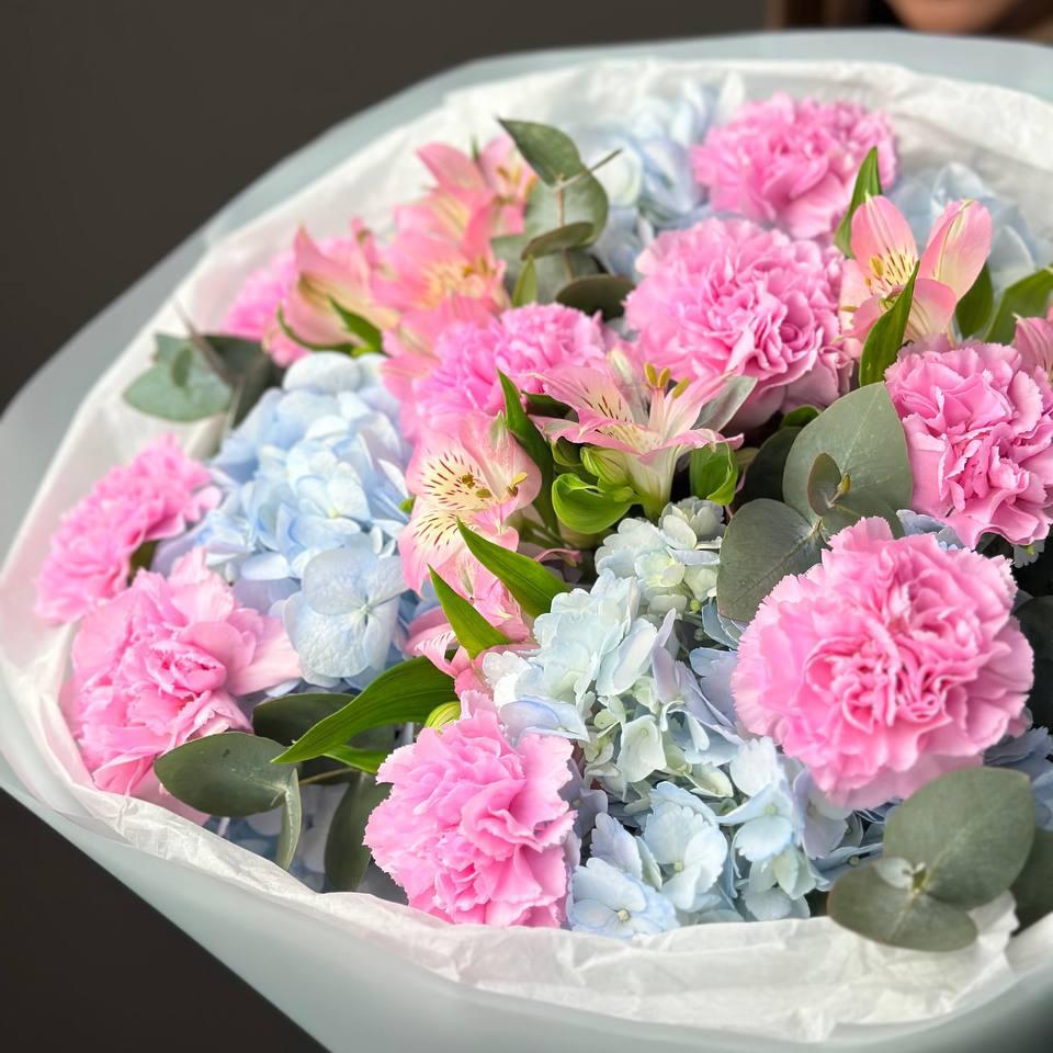 Букет с гортензией, гвоздикой и альстромериями