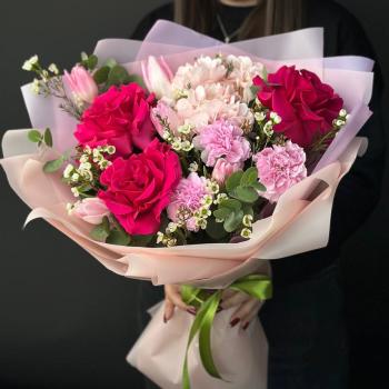 Букет с розами, гортензией и гвоздиками