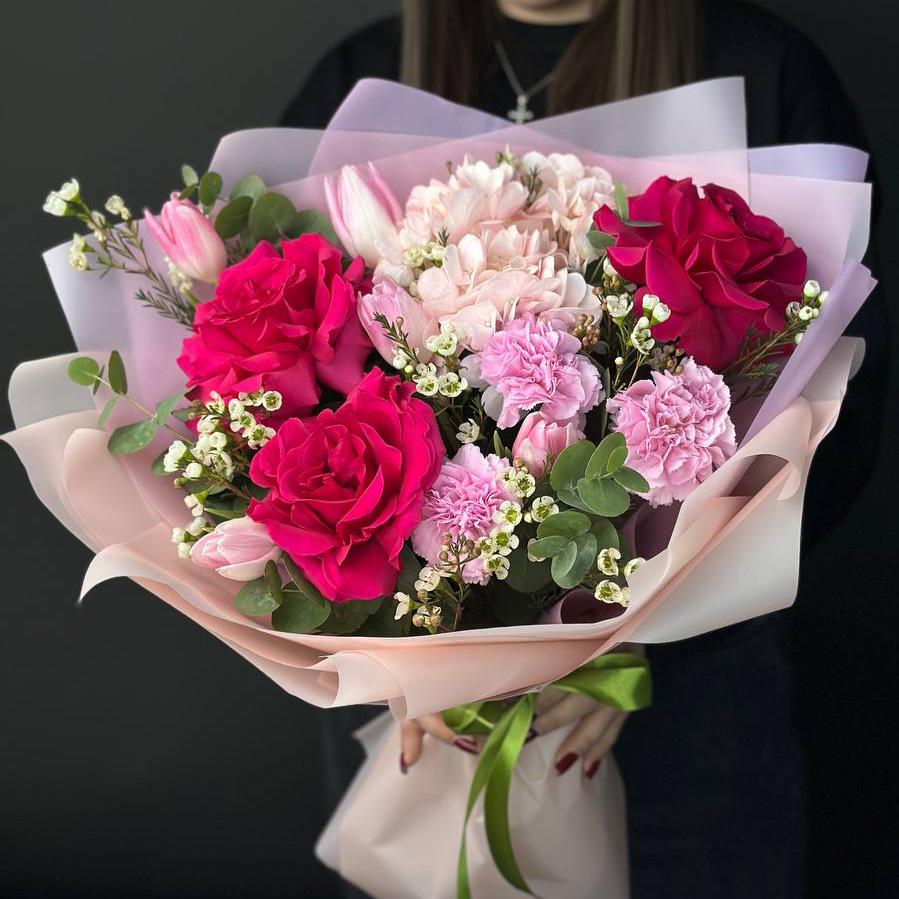 Букет с розами, гортензией и гвоздиками