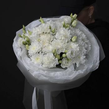 5 хризантем с гвоздиками и лизиантусами