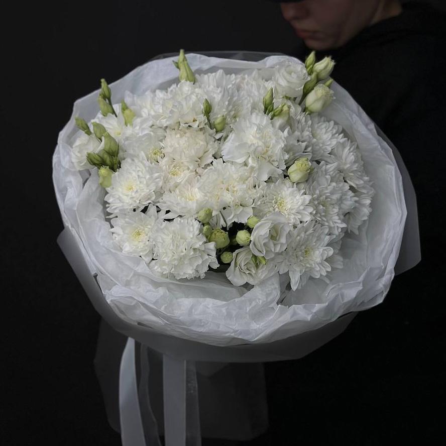 5 хризантем с гвоздиками и лизиантусами