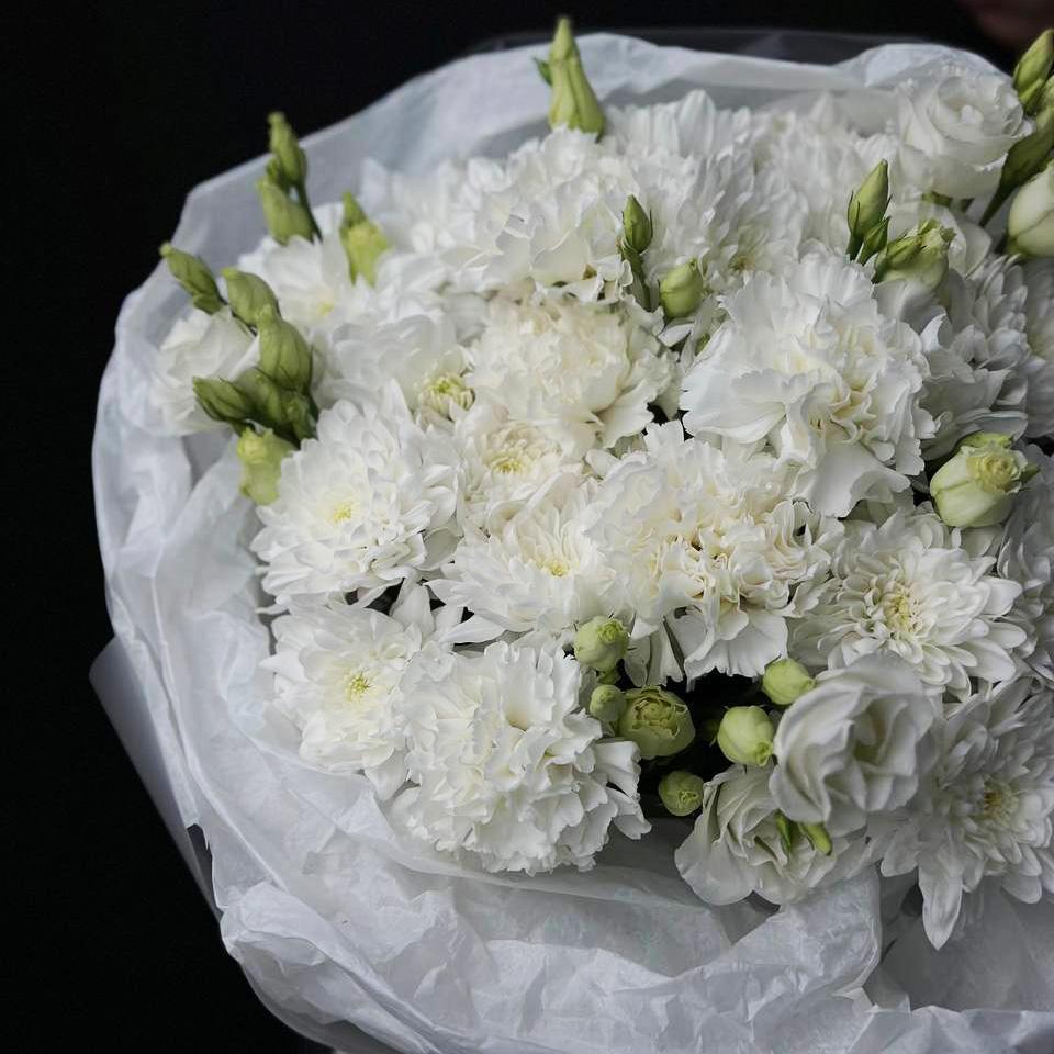 5 хризантем с гвоздиками и лизиантусами