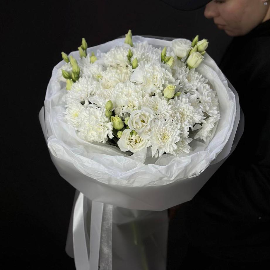 5 хризантем с гвоздиками и лизиантусами