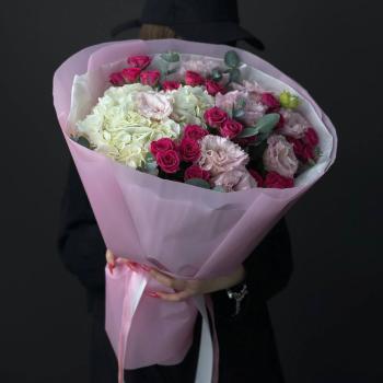 Букет с розами, лизиантусами и гвоздиками