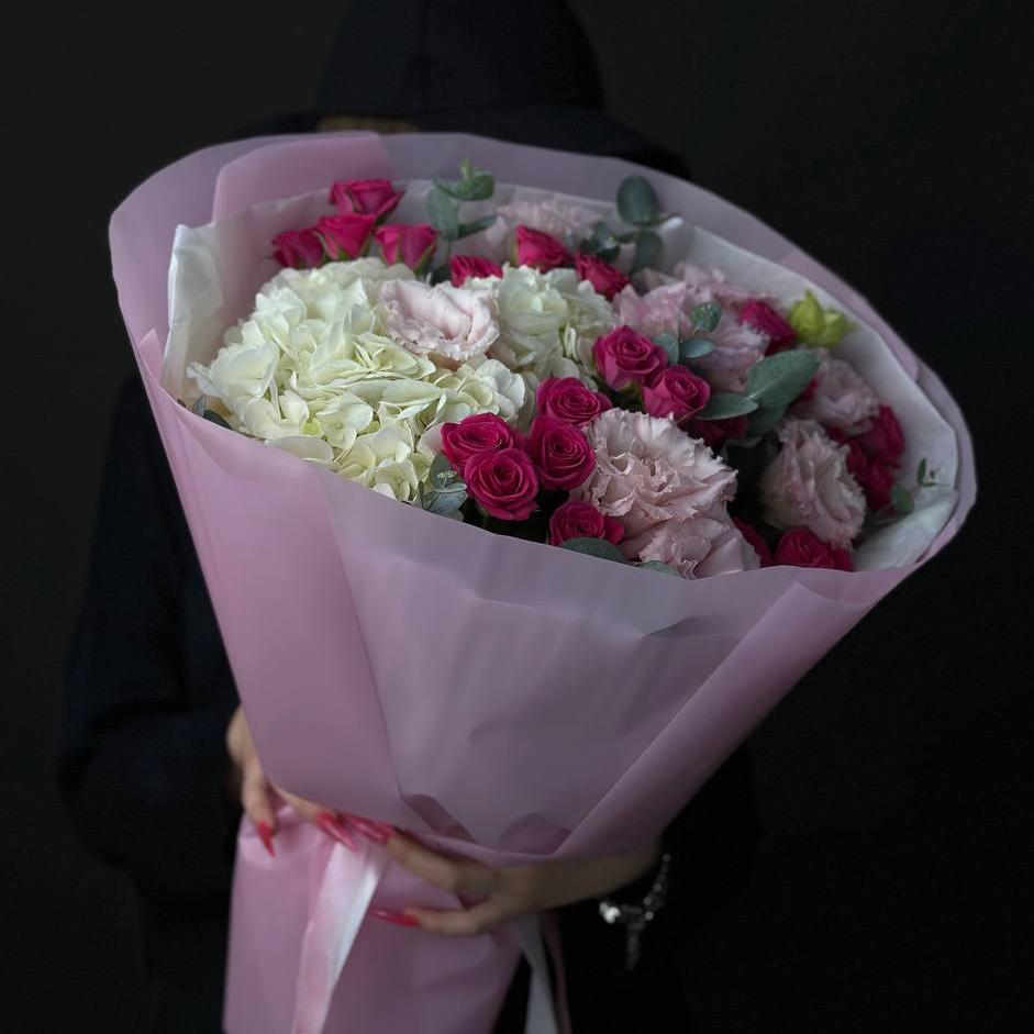 Букет с розами, лизиантусами и гвоздиками