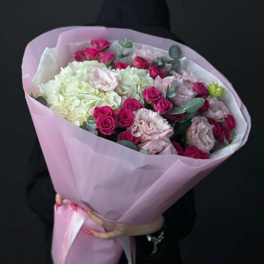 Букет с розами, лизиантусами и гвоздиками