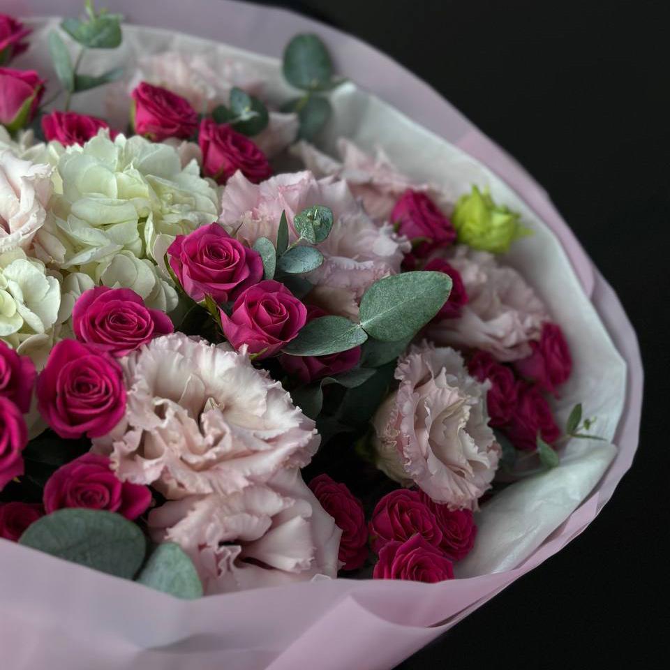 Букет с розами, лизиантусами и гвоздиками