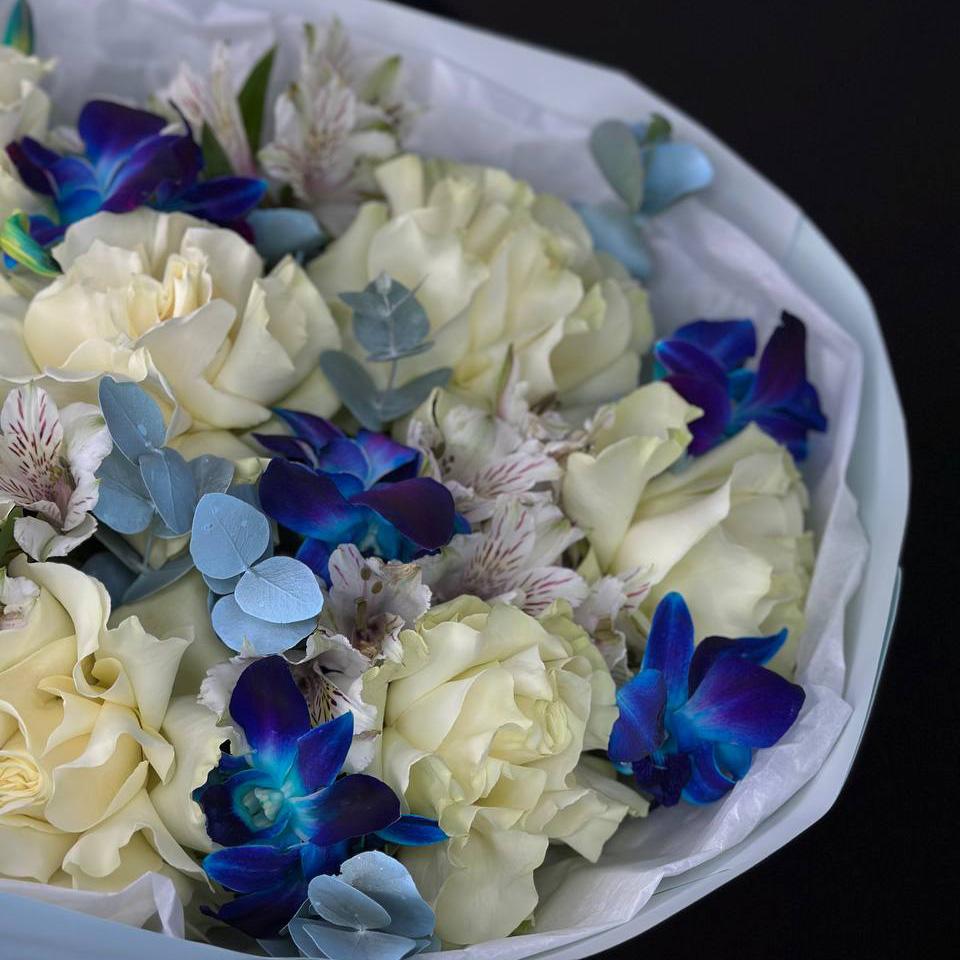 7 роз с альстромериями и орхидеями