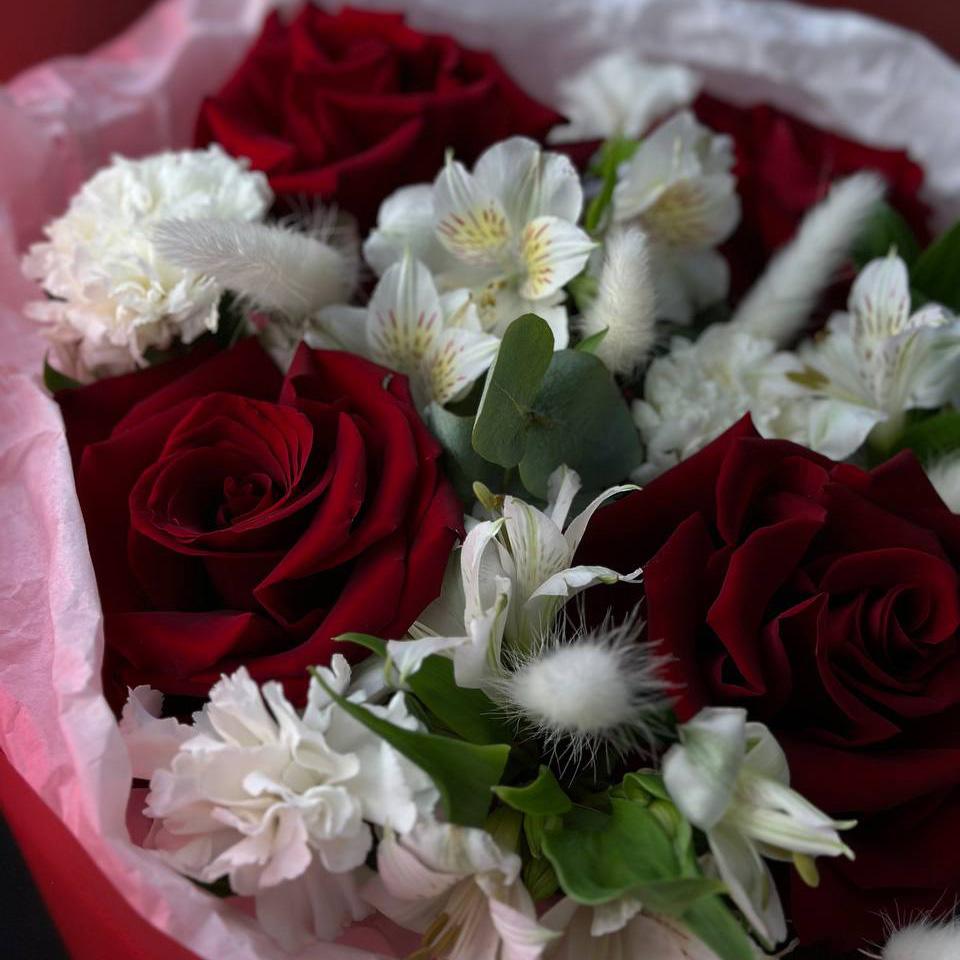 5 роз с альстромериями и гвоздиками