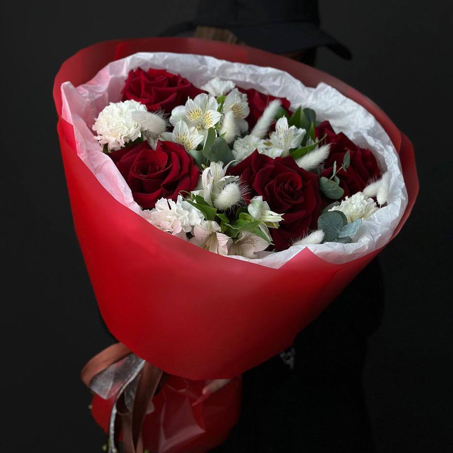 5 роз с альстромериями и гвоздиками