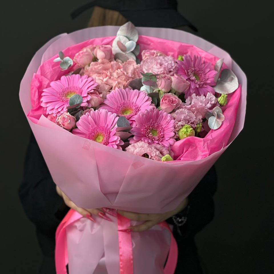 5 гербер с розами и лизиантусами