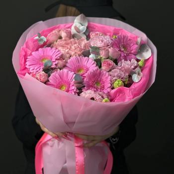 5 гербер с розами и лизиантусами