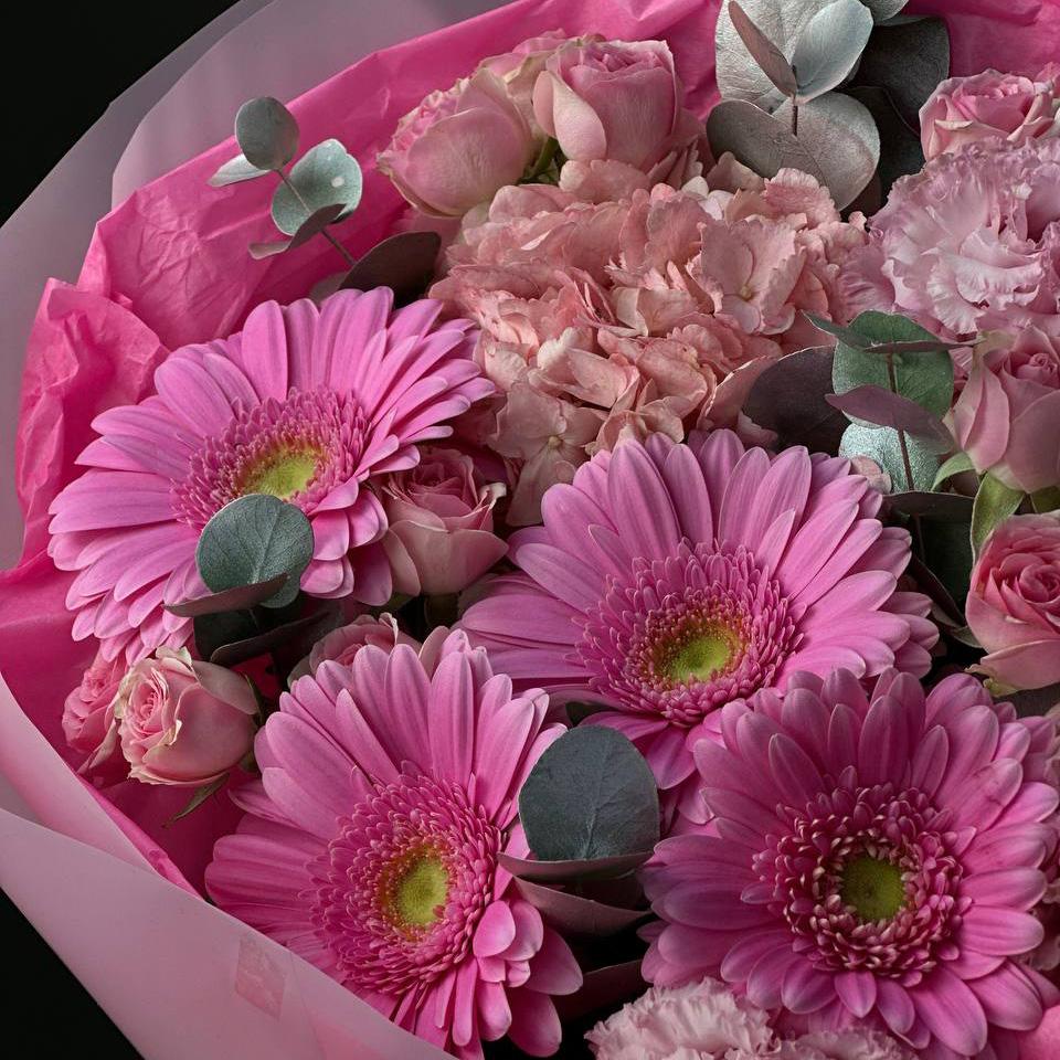 5 гербер с розами и лизиантусами
