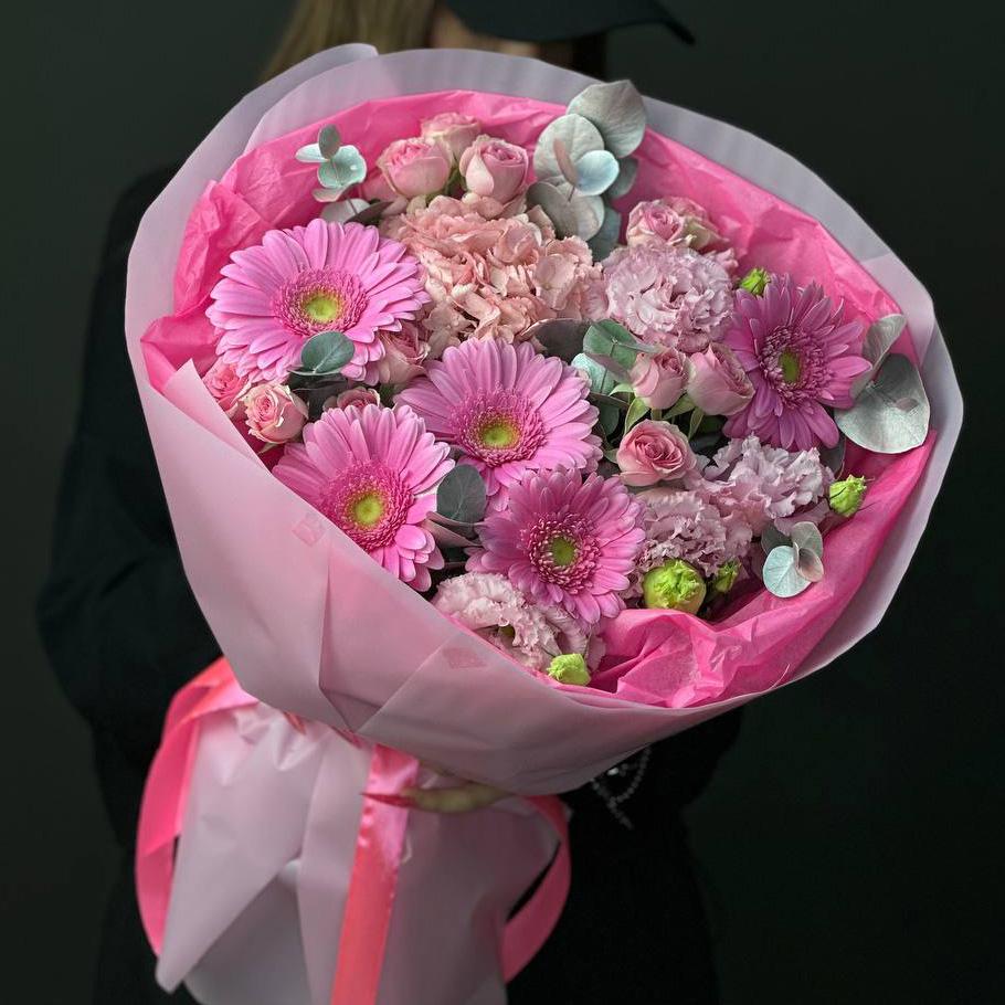 5 гербер с розами и лизиантусами