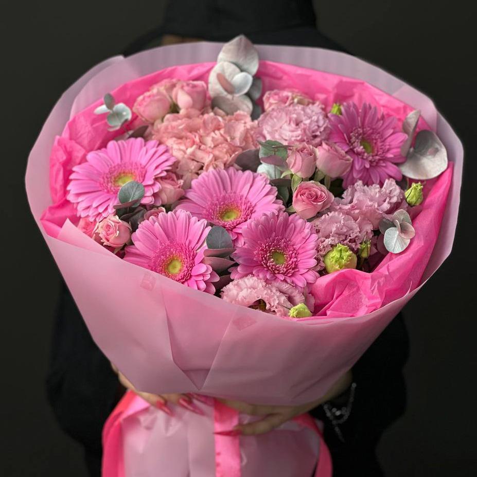 5 гербер с розами и лизиантусами