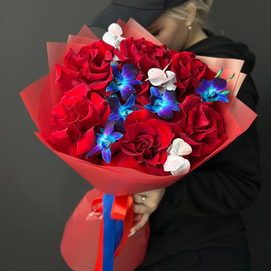 7 красных роз с орхидеями и эвкалиптом