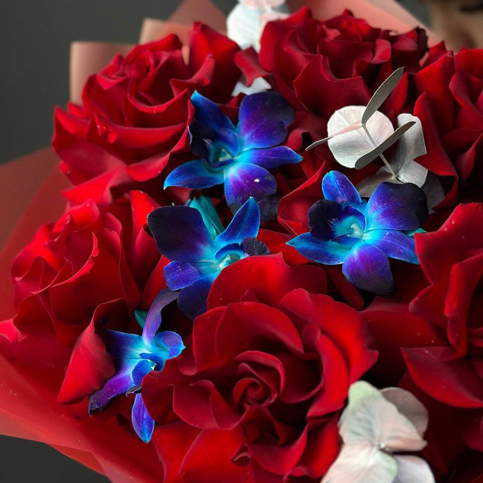 7 красных роз с орхидеями и эвкалиптом